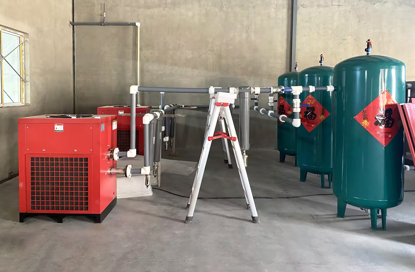 Cazul de modernizare a echipamentelor în industria creșterii animalelor: Cum ajută întreprinderile de compresor de aer cu două șuruburi (90kW) să obțină o producție eficientă și de economisire a energiei?